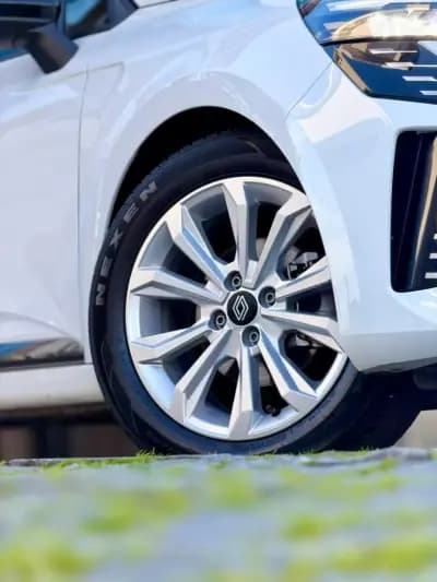 Vendo Renault Clio 2024 - 16450 EUR, 40000 km - AUTO.MOTO.pt