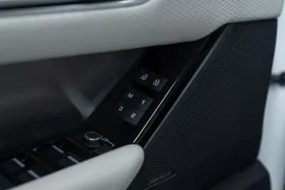 Sell Land Rover Range Rover Velar 2021 - 54950 EUR, 46000 km - AUTO.MOTO.pt