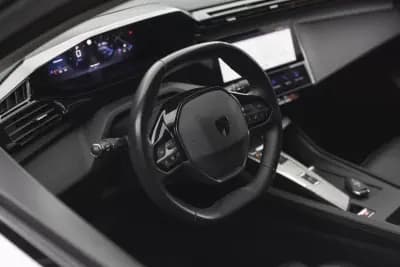 Vendo Peugeot 308 2022 - 22900 EUR, 133639 km - AUTO.MOTO.pt