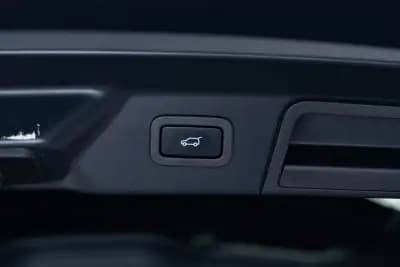 Vendo Land Rover Range Rover Velar 2025 - 55950 EUR, 51000 km - AUTO.MOTO.pt