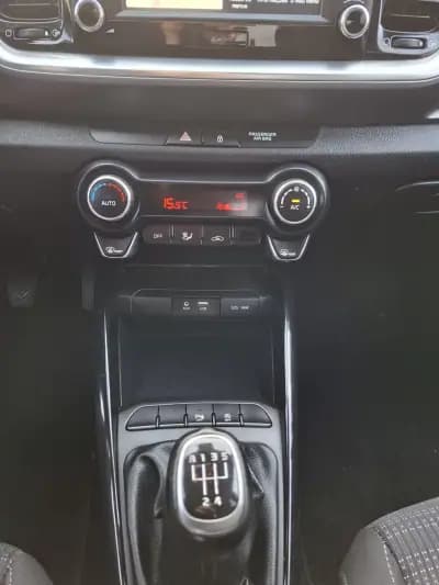 Vendo Kia Stonic 2018 - 12850 EUR, 45000 km - AUTO.MOTO.pt