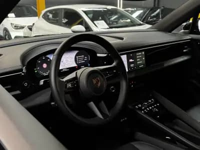 Vendo Porsche Macan 2025 - 87990 EUR, 15800 km - AUTO.MOTO.pt