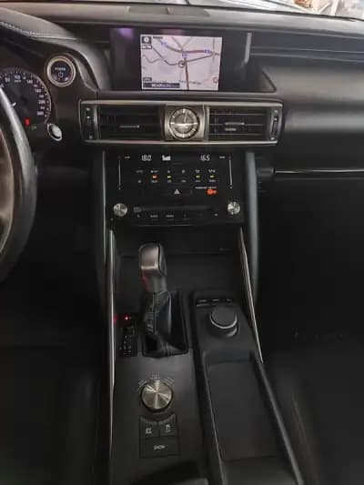 Vendo Lexus IS 300H 2017 - 25900 EUR, 68000 km - AUTO.MOTO.pt