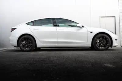 Vendo Tesla Model 3 2020 - 25990 EUR, 111680 km - AUTO.MOTO.pt