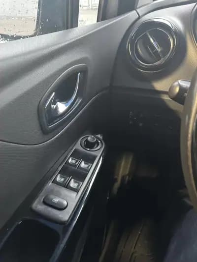 Vendo Renault Captur 2014 - 12250 EUR, 184000 km - AUTO.MOTO.pt