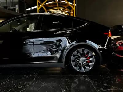 Vendo Tesla Model Y 2024 - 43990 EUR, 35600 km - AUTO.MOTO.pt