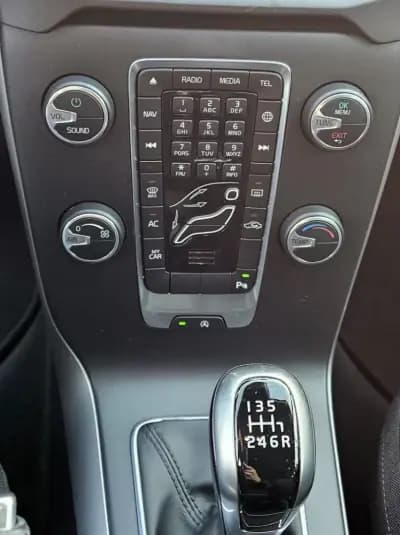 Sell Volvo V40 2016 - 16500 EUR, 79000 km - AUTO.MOTO.pt