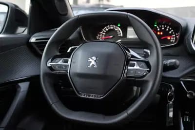 Vendo Peugeot 2008 2023 - 21500 EUR, 30000 km - AUTO.MOTO.pt