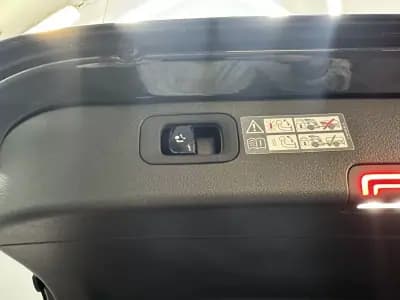 Vendo Mercedes-Benz C 300 2024 - 51990 EUR, 20500 km - AUTO.MOTO.pt