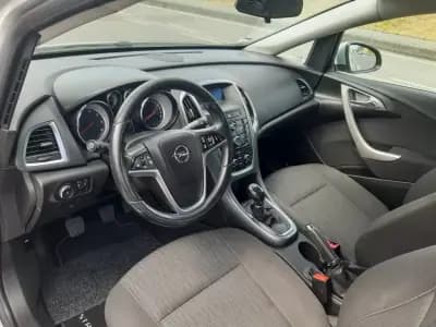 Vendo Opel Astra 2013 - 9900 EUR, 179980 km - AUTO.MOTO.pt