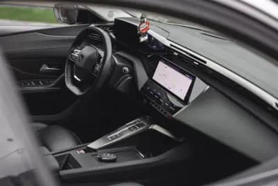 Vendo Peugeot 308 2022 - 22900 EUR, 133639 km - AUTO.MOTO.pt