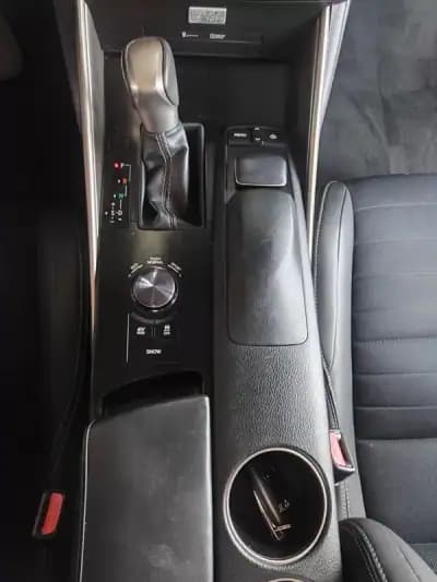 Vendo Lexus IS 300H 2013 - 19990 EUR, 170000 km - AUTO.MOTO.pt