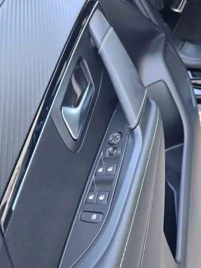 Vendo Peugeot e-208 2024 - 25450 EUR, 11000 km - AUTO.MOTO.pt