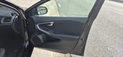 Vendo Volvo V40 2015 - 12400 EUR, 216200 km - AUTO.MOTO.pt