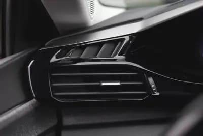 Vendo Peugeot 308 2022 - 22900 EUR, 133639 km - AUTO.MOTO.pt