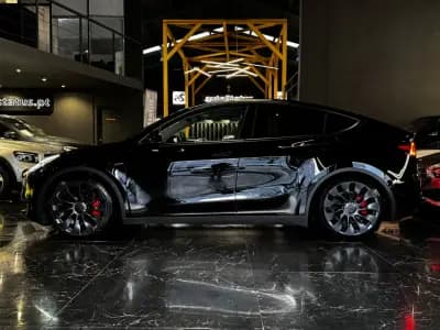 Vendo Tesla Model Y 2024 - 43990 EUR, 35600 km - AUTO.MOTO.pt