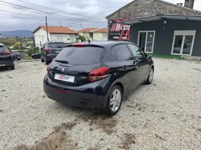 Sell Peugeot 208 2017 - 8900 EUR, 191000 km - AUTO.MOTO.pt