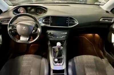 Vendo Peugeot 308 2019 - 14490 EUR, 99236 km - AUTO.MOTO.pt