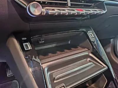 Vendo Peugeot e-208 2022 - 27500 EUR, 7504 km - AUTO.MOTO.pt