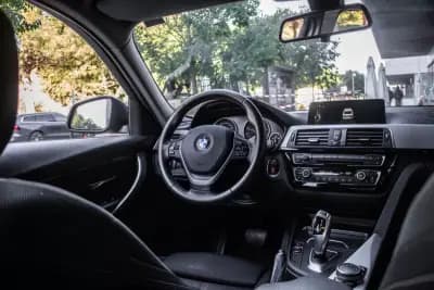 Vendo BMW 318 2015 - 16900 EUR, 246569 km - AUTO.MOTO.pt