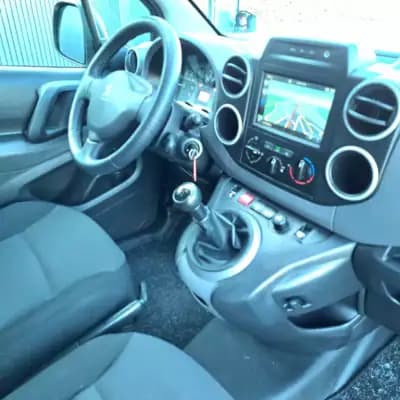 Vendo Peugeot PARTENER 2017 - 9750 EUR, 215000 km - AUTO.MOTO.pt