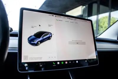 Vendo Tesla Model 3 2020 - 29750 EUR, 73831 km - AUTO.MOTO.pt