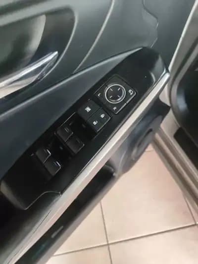 Vendo Lexus IS 300H 2013 - 19990 EUR, 170000 km - AUTO.MOTO.pt