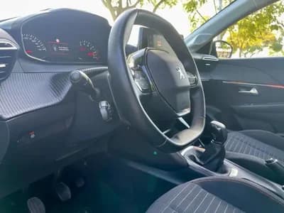 Vendo Peugeot 208 2021 - 17480 EUR, 43270 km - AUTO.MOTO.pt