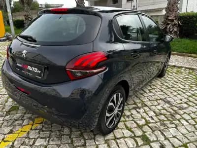 Vendo Peugeot 208 2017 - 9980 EUR, 129000 km - AUTO.MOTO.pt