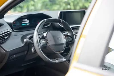 Vendo Peugeot e-208 2023 - 17900 EUR, 25000 km - AUTO.MOTO.pt