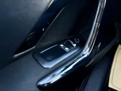 Vendo Peugeot 208 2017 - 9950 EUR, 147000 km - AUTO.MOTO.pt