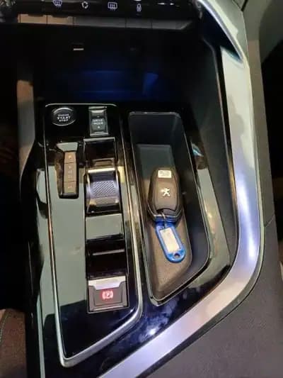 Vendo Peugeot 5008 2023 - 33500 EUR, 16000 km - AUTO.MOTO.pt