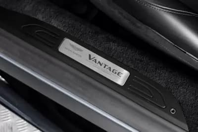 Sell Aston Martin V8 Vantage Roadster 2021 - 165000 EUR, 14873 km - AUTO.MOTO.pt