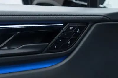 Vendo Porsche Macan 2025 - 88950 EUR, 14000 km - AUTO.MOTO.pt