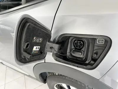 Vendo Peugeot e-2008 2022 - 21600 EUR, 30171 km - AUTO.MOTO.pt