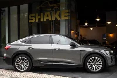 Vendo Audi Q8 e-Tron Sportback 2023 - 52900 EUR, 34353 km - AUTO.MOTO.pt