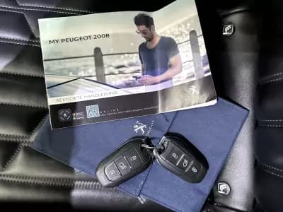 Vendo Peugeot 2008 2021 - 17900 EUR, 95000 km - AUTO.MOTO.pt