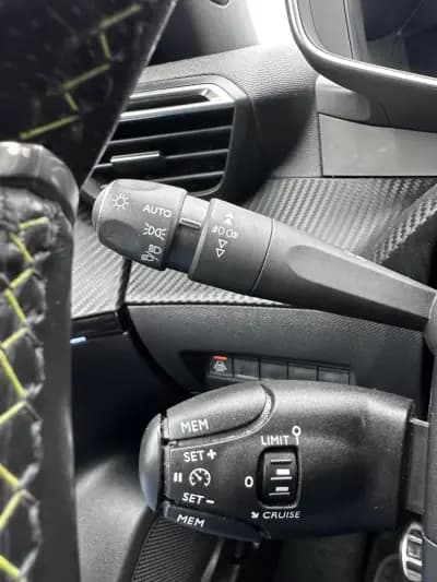 Vendo Peugeot 2008 2021 - 17900 EUR, 95000 km - AUTO.MOTO.pt