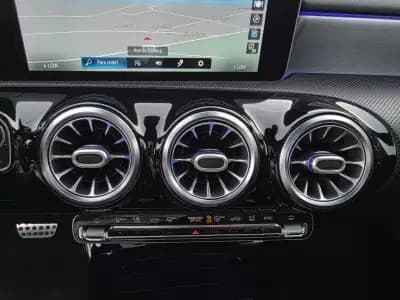 Vendo Mercedes-Benz CLA 180 2020 - 31990 EUR, 97000 km - AUTO.MOTO.pt