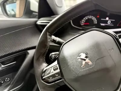 Vendo Peugeot 2008 2021 - 17950 EUR, 65000 km - AUTO.MOTO.pt