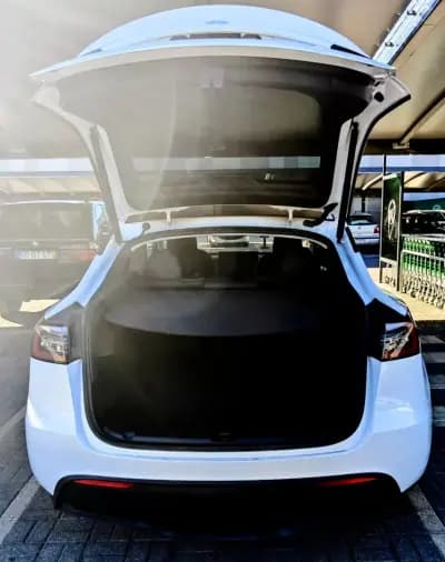 Vendo Tesla Model Y 2023 - 38490 EUR, 50153 km - AUTO.MOTO.pt