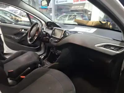 Vendo Peugeot 208 2017 - 7900 EUR, 157000 km - AUTO.MOTO.pt