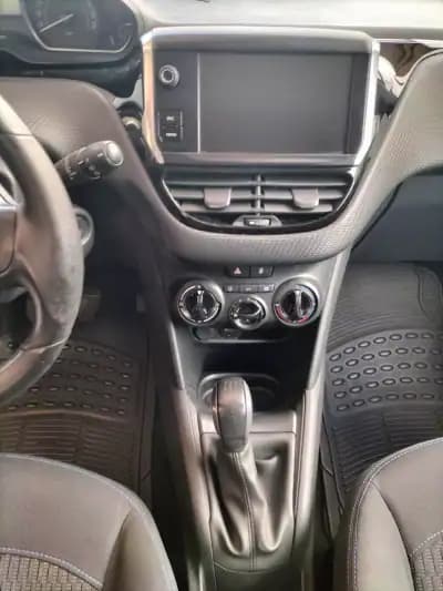Vendo Peugeot 208 2017 - 10750 EUR, 96000 km - AUTO.MOTO.pt