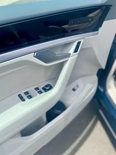 Vendo Volkswagen Touareg 2019 - 47500 EUR, 111935 km - AUTO.MOTO.pt