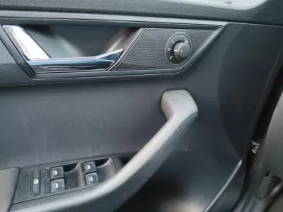 Vendo Skoda Fabia 2015 - 11900 EUR, 130000 km - AUTO.MOTO.pt