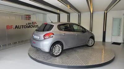 Sell Peugeot 208 2019 - 9900 EUR, 179951 km - AUTO.MOTO.pt