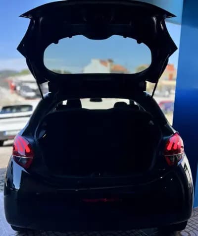 Vendo Peugeot 208 2017 - 9950 EUR, 147000 km - AUTO.MOTO.pt