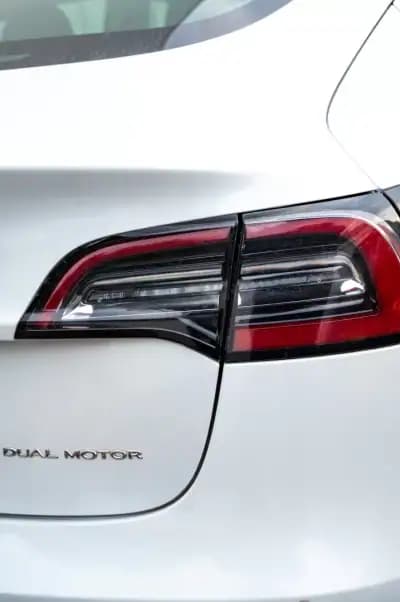 Vendo Tesla Model 3 2020 - 25990 EUR, 111680 km - AUTO.MOTO.pt