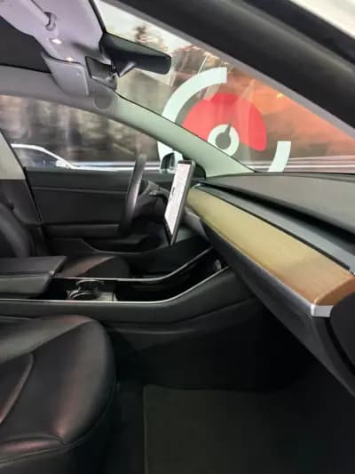 Vendo Tesla Model 3 2020 - 24900 EUR, 119316 km - AUTO.MOTO.pt