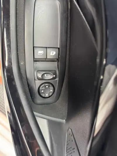 Vendo Peugeot 208 2017 - 11750 EUR, 95494 km - AUTO.MOTO.pt